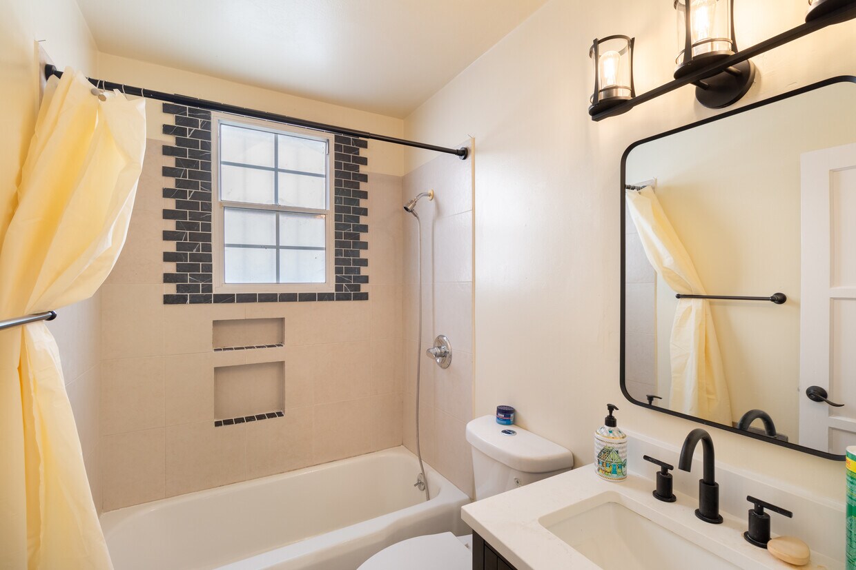 Foto principal - 12015 Riverside Dr