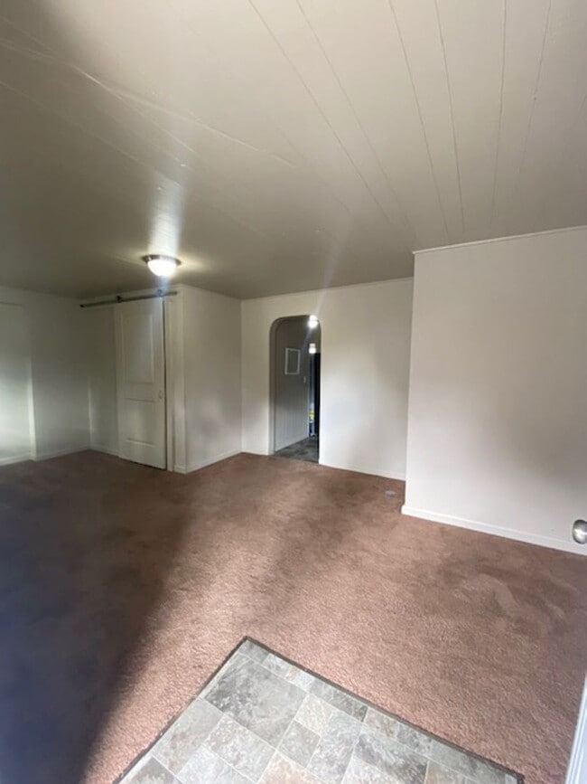 Building Photo - 1 Bedroom Apartment!