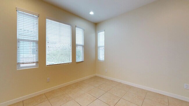 Building Photo - 3bedroom 3 bath home in the Solaire Commun...