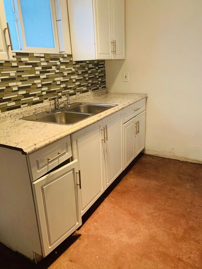 Building Photo - ONE BED ONE BATH WITH CONCRETE FLOORS