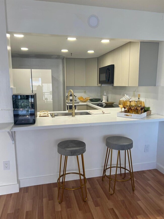 Building Photo - 540 Brickell Key Dr