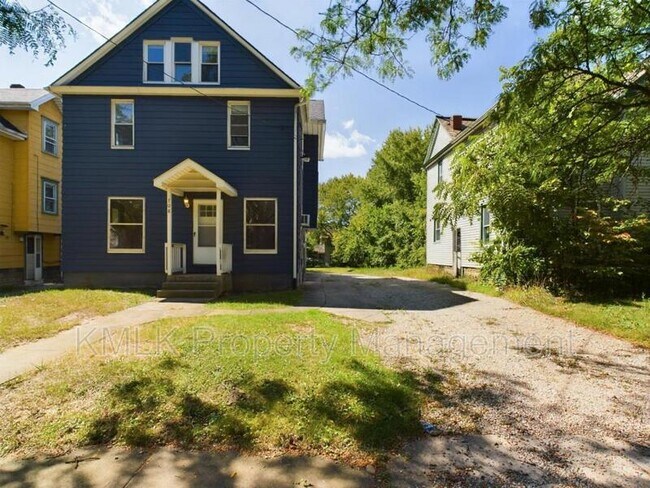 Building Photo - 708 Kling St