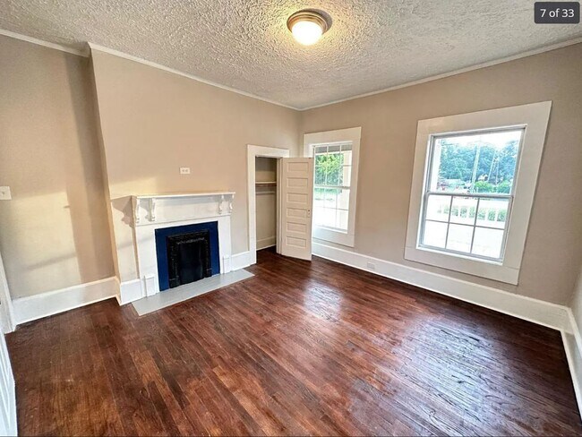 Building Photo - 552 Giles St