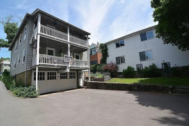 Building Photo - 142 Trapelo Rd
