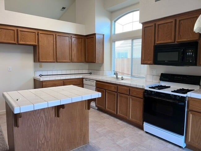Building Photo - Spacious single level home with central he...
