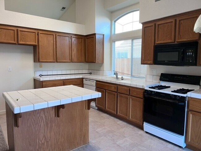 Foto del edificio - Spacious single level home with central he...