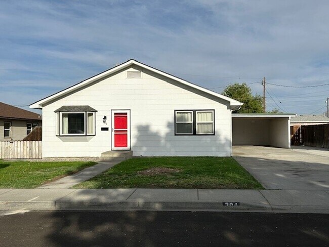Building Photo - **Move-In Special - $700 off 1st Months Re...