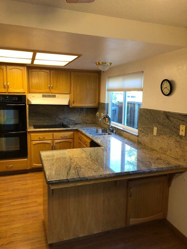 Foto del edificio - Not to be Missed - Well Located 3 Bedroom         3 Bath Family Home in LimeRidge