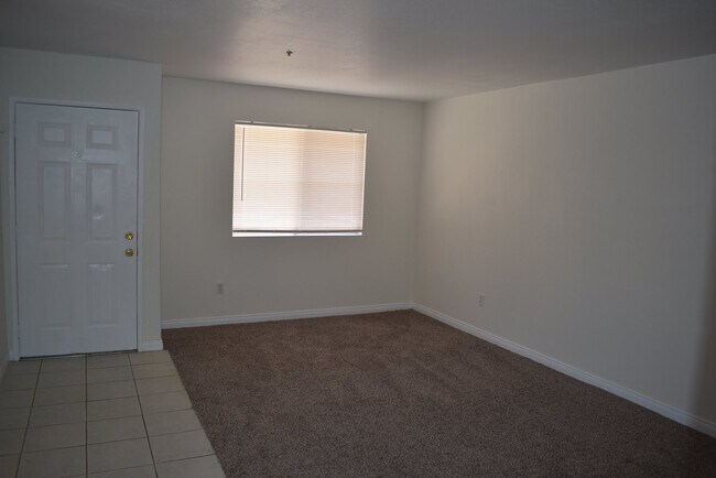 Foto del edificio - 2 Bedroom 1 Bath Single Story Unit in Lake...