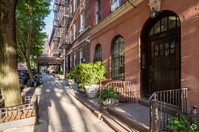 Foto del edificio - 350-354 W 12th St