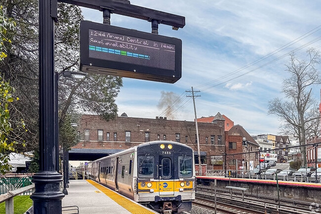 The LIE is a great transportation option for Kew Gardens Hills residents.
