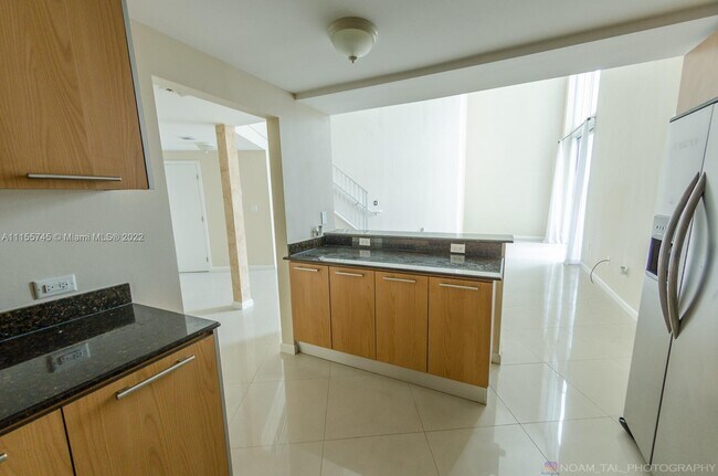 Foto del edificio - 3000 NE 188th St