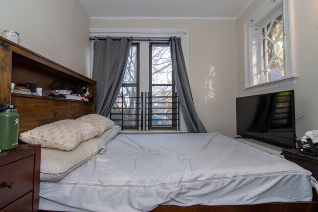 Foto del edificio - Spacious 4 Bed / 2 Bath on Park Dr | In-Unit Laundry | Fenway | 9/1