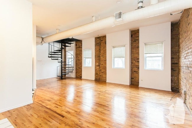 Building Photo - 2057 W Dickens Ave