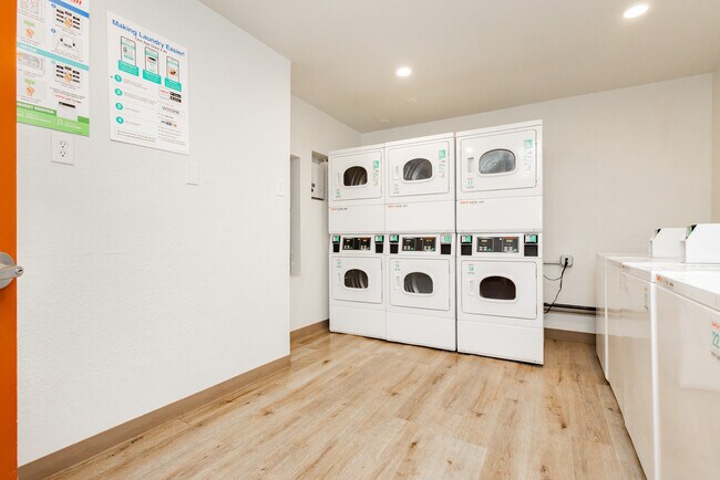 Foto del edificio - Courtyard 525 Apartments