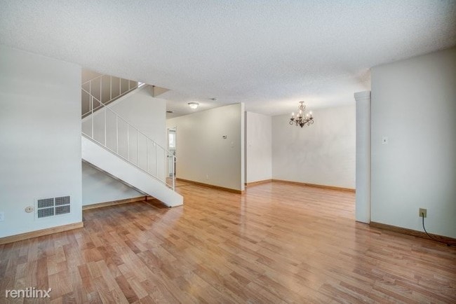 Building Photo - 3 br, 2.5 bath Townhome - 646 Knollwood Dr