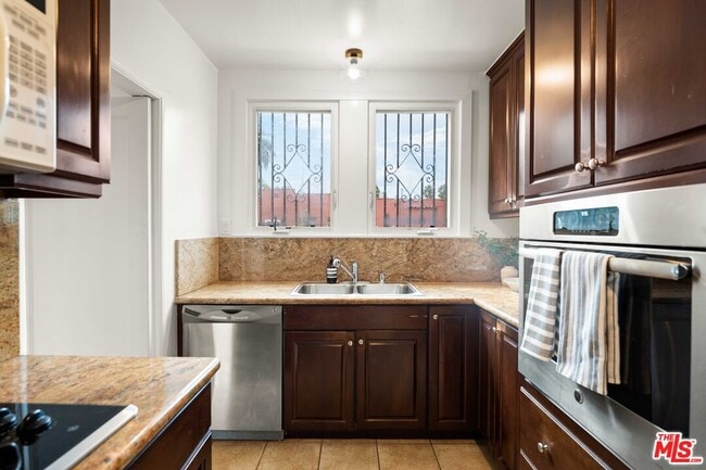 Foto del edificio - 535 N Poinsettia Pl