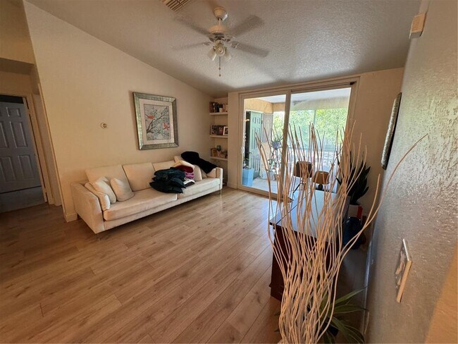 Foto del edificio - 8903 Latrec Ave