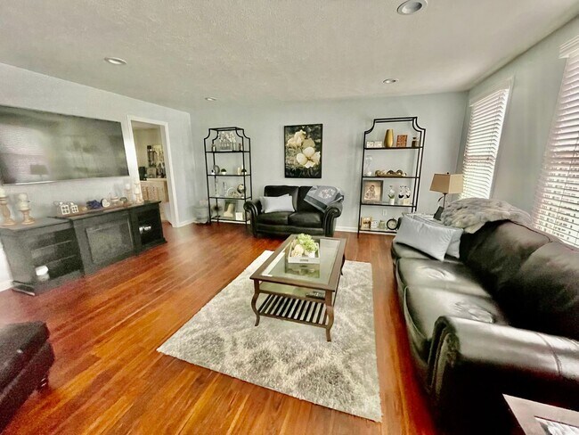 Foto del edificio - Modern Elegance: Newly Remodeled Home with...