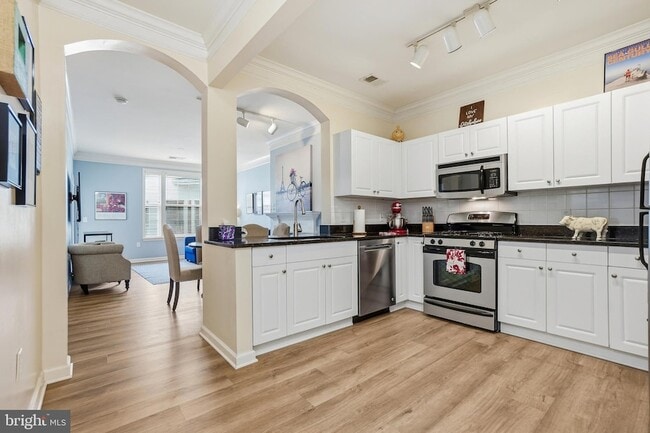 Building Photo - 27 Booth St