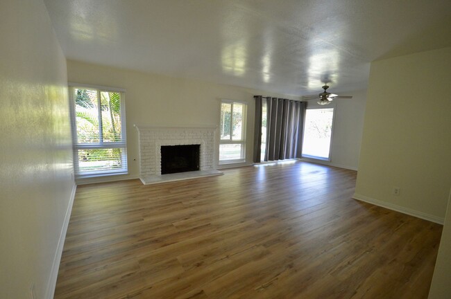 Building Photo - 3 Bedroom Home in Great Fullerton Neighbor...