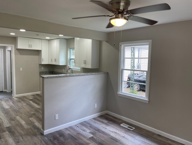 Building Photo - Newly Renovated 3 bed/2 bath - great location! MOVE IN SPECIAL!