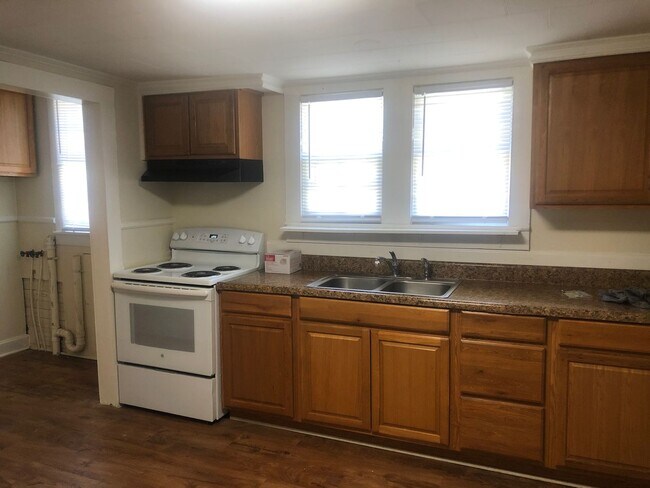 Building Photo - 3 bedroom, one bath in Burlington