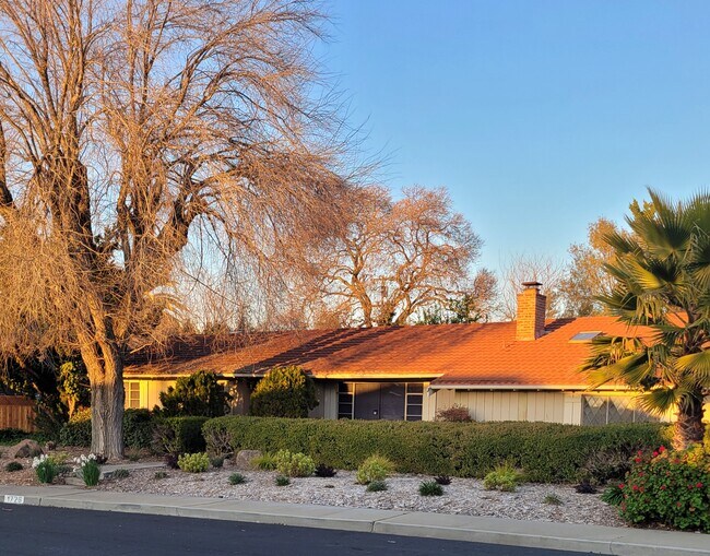 Foto del edificio - 1726 Crescent Dr