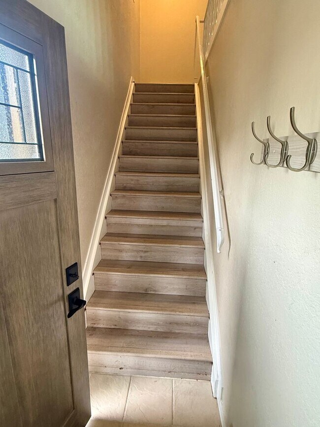 Foto del edificio - Charming 2BR Townhome w/ Attached Garage in Prime Lakewood Location!