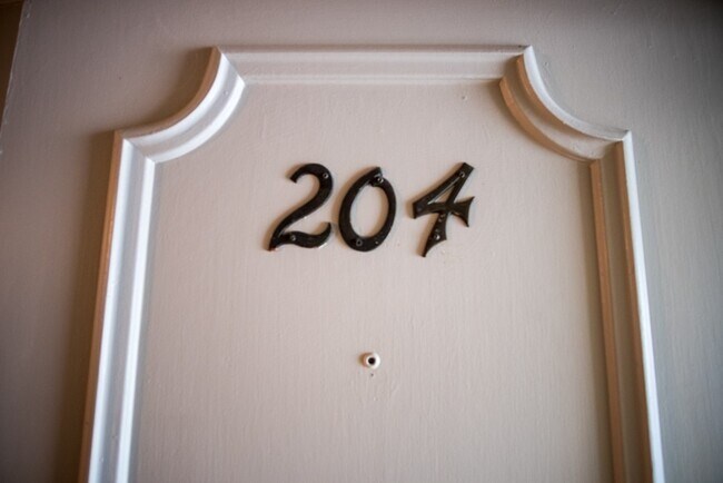 Foto del edificio - Beautifull Top-Floor 2B/2B Condo in Sought...