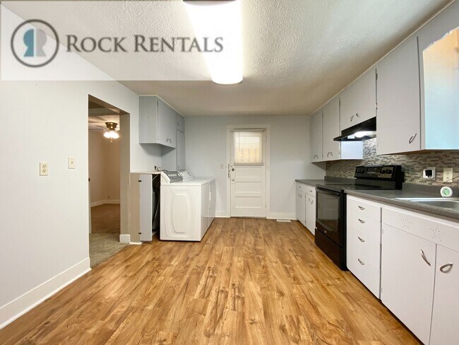 Foto del edificio - Updated 3 Bed 1 Bath with Small Fenced Backyard