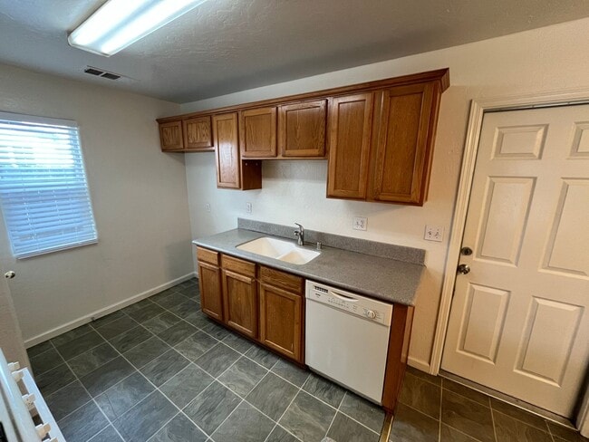 Foto del edificio - CHARMING HOME In Porterville