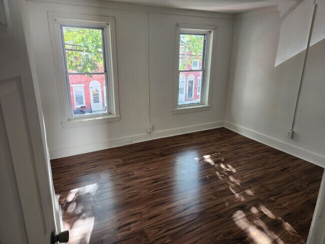 Building Photo - 2 Bedroom 1 bathroom townhouse