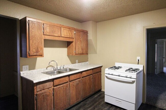 Building Photo - 912 E Lee Ave