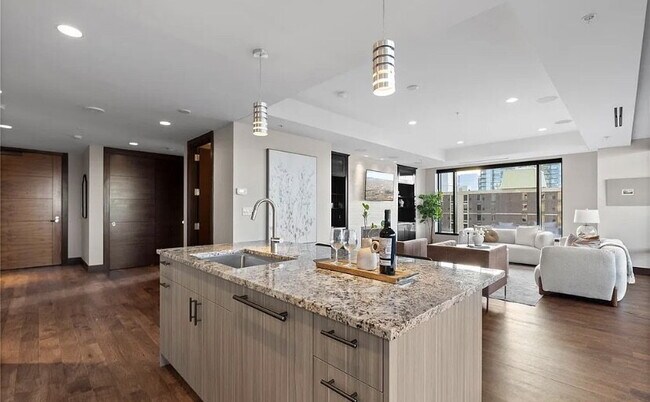 Foto del edificio - A Landmark Luxury Residence Above the City, Denver at Its Finest