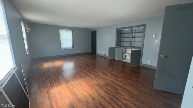 Foto del edificio - 56 Willow Dr