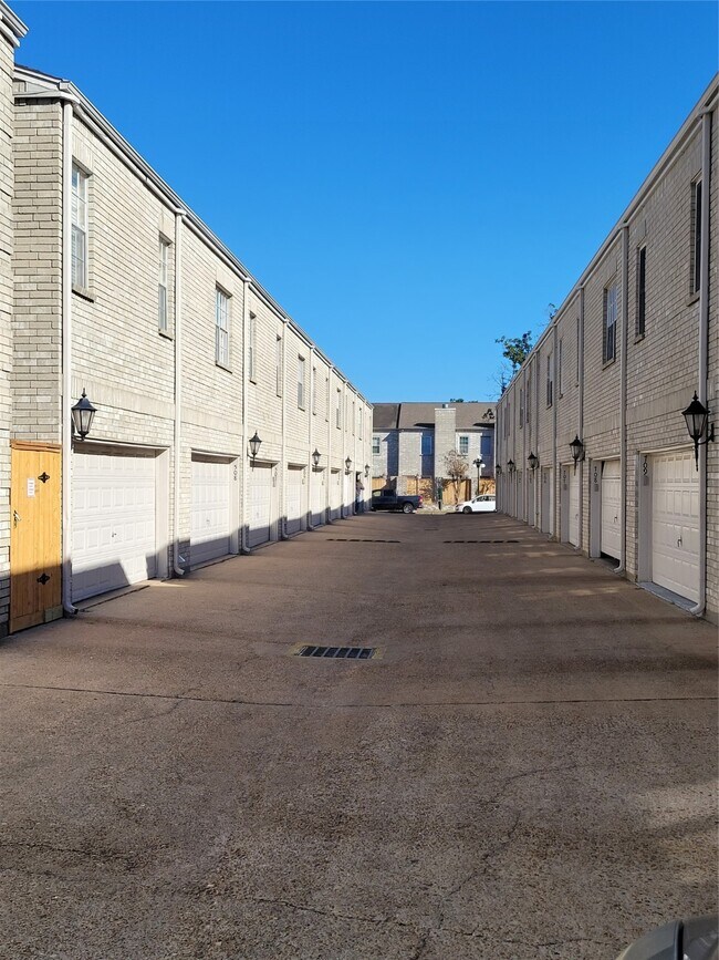 Building Photo - 3800 Tanglewilde St