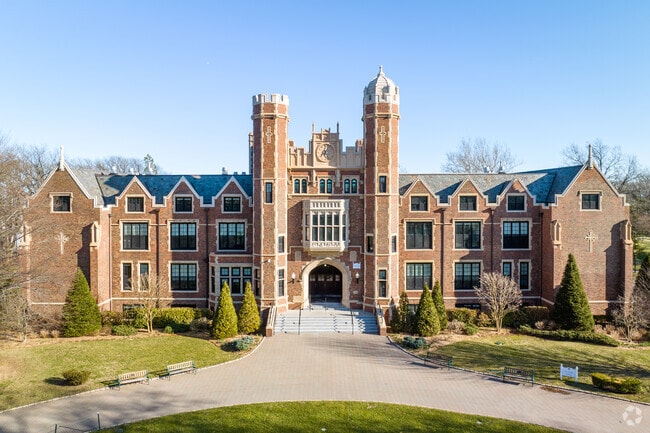 The Wagner College campus is a stunning and beautiful university that defines Grymes Hill.