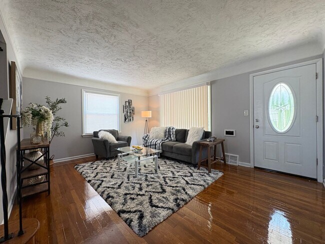 Foto del edificio - Completely Renovated 3 Bed - 2 Full Bath C...