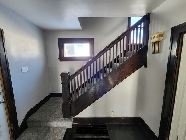 Foto del edificio - 3 Bedroom Home with 2 Car Detached Garage in East Moline