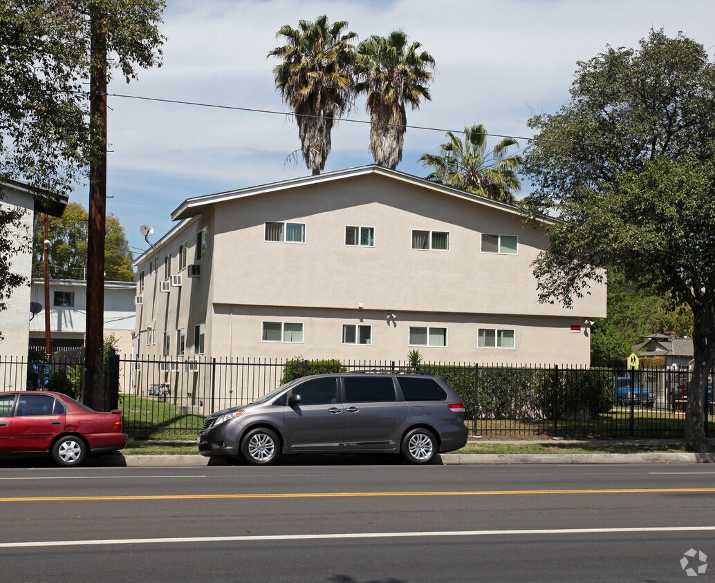 Building Photo - 8307 Zelzah Ave