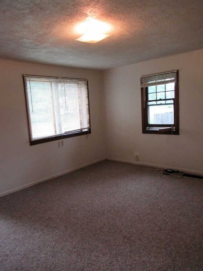 Building Photo - 3 bedroom, 1 bath. Large yard with large storage shed.