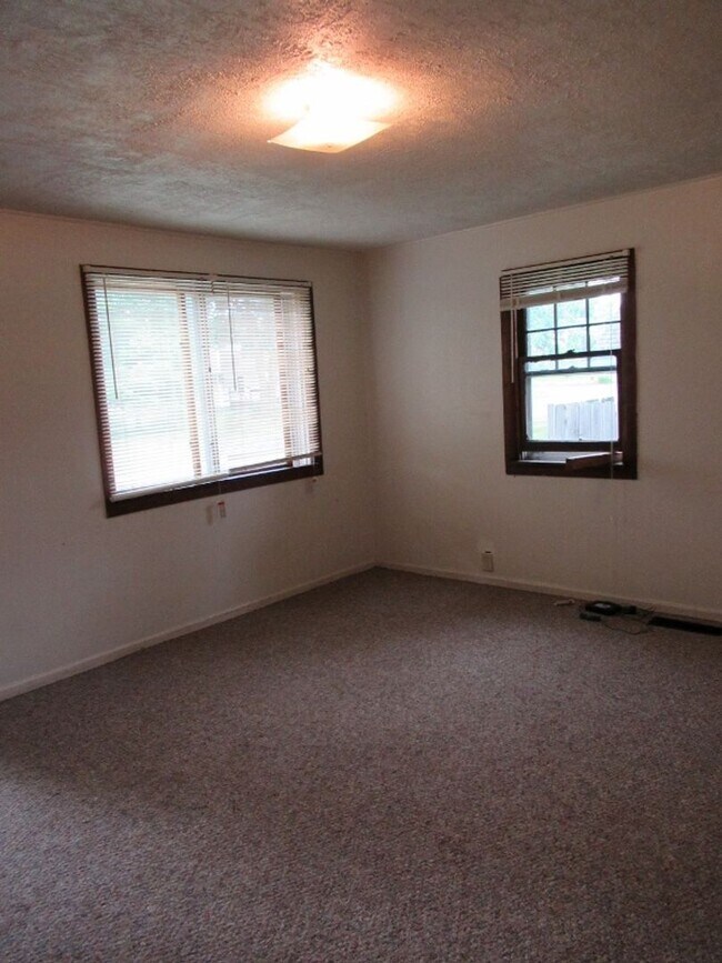 Foto del edificio - 3 bedroom, 1 bath. Large yard with large storage shed.