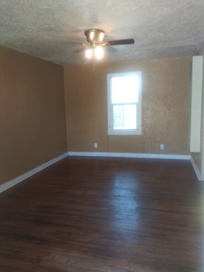 Foto del edificio - Cute and affordable 2/1 Large master WATER PAID BY OWNER