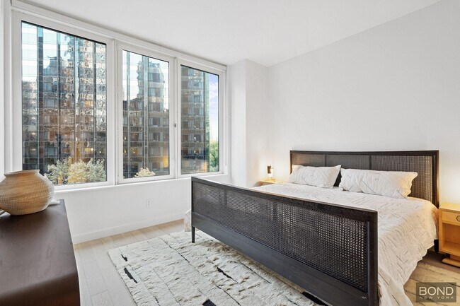 Foto del edificio - 1 W 60th St