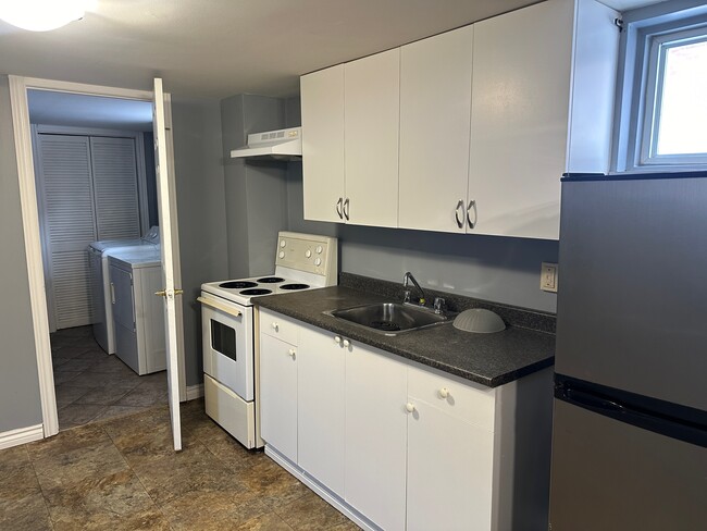 Photo du bâtiment - SPOTLESS 2+1 BEDROOM HOME FOR RENT IN PETERBOROUGH