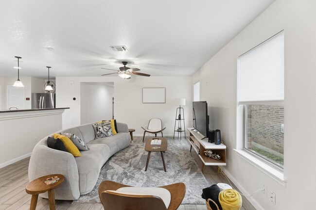 Building Photo - 903 Spello Cir