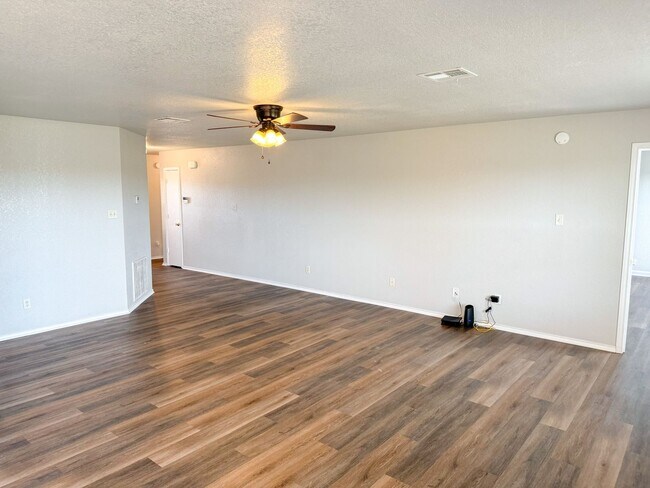 Foto del edificio - Available NOW This charming 1 story, 3 bedroom, 2 bath house could be your next home! Beautiful w...