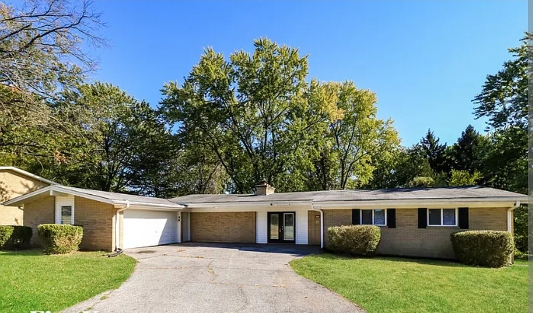 6710 Foxshire Dr, Florissant, MO 63033 Apartments in Florissant, MO