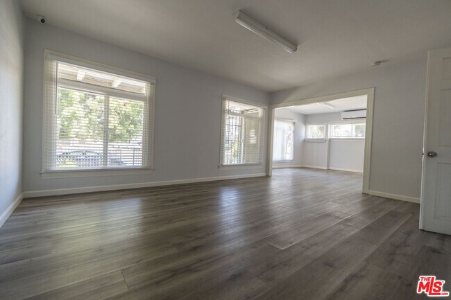 Building Photo - 1077 S Norton Ave